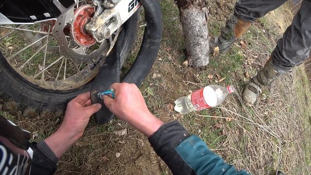 Клеим камеру не снимая колесо!!! смотреть онлайн