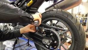 BMW F 750 GS & F 850 GS Installing an automatic chain lubrication system