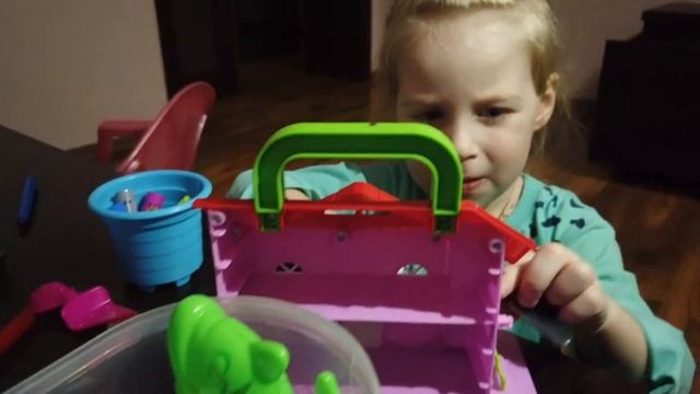 Милана и папа играют дома смотреть онлайн