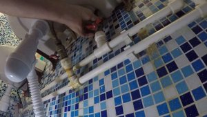 Как снять проблемный, закисший смеситель с раковины!