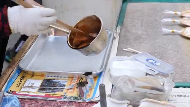 호떡보다 큰 대왕 달고나 (honeycomb toffee - dalgona 2,000KRW) 일명 쪽자 / korean street food / 부산 남포동 돌고래 순두부 앞 смотреть онлайн