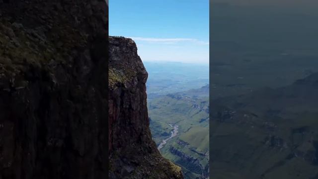 One of the best views of 2022: the Amphitheater in Drakensberg/ Tugela Falls | SOUTH AFRICA. 🇿🇦