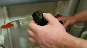 Как устранить течь бачка унитаза