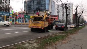 грузовичек, мусоровоз убирает дорогу, мусоровоз для малышей