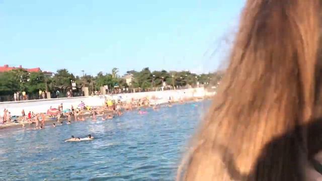 Чтобы Найти место на Пляже в Судаке нужно ОЧЕНЬ Постараться. В Крыму Большой Поток Отдыхающих смотреть онлайн