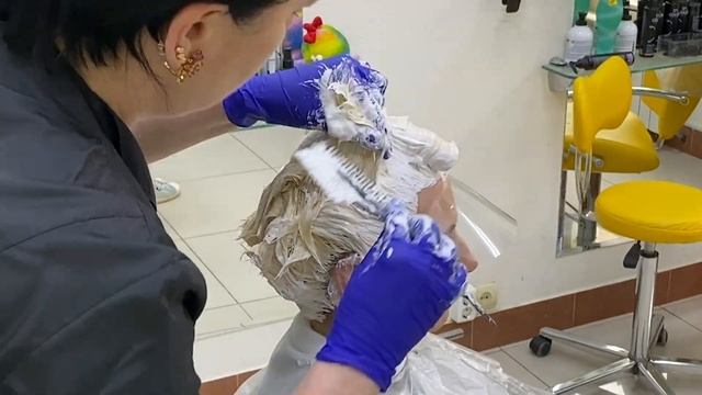 Обесцвечивание желтых волос в пастельно розовый оттенок Тонирование в перламутровый оттенок