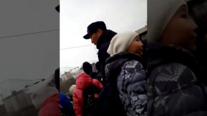 Показывают детям как тушат пожары.