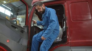 Что делать, если педаль сцепления КАМАЗа стала жесткой?