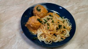 Рецепт тефтелей из двух видов фарша и томатов.