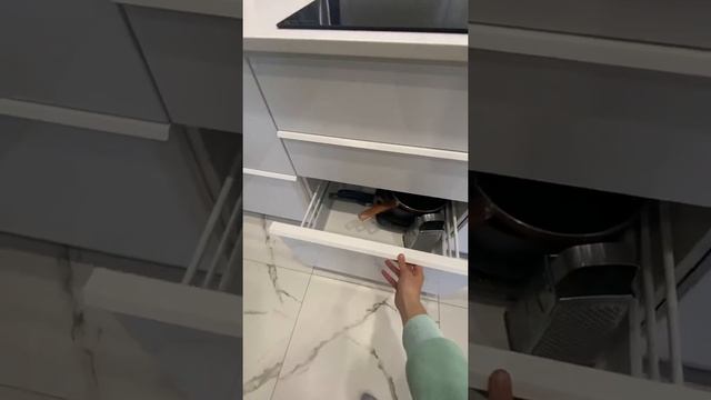 Белая глянцевая кухня с каменной столешницей и деревянной барной стойкой в ЖК Миллениум. Кухни Прош смотреть онлайн