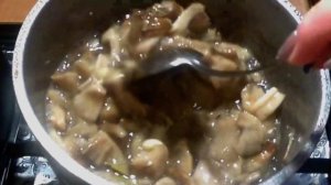 Маринованные грибы энтолома садовая.