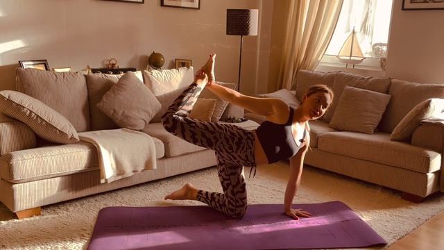 Здоровый позвоночник (20мин Йога практика дома) смотреть онлайн