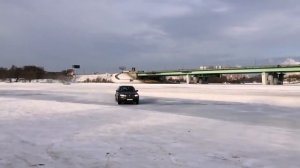 BMW X3 зимний на льду дрифт