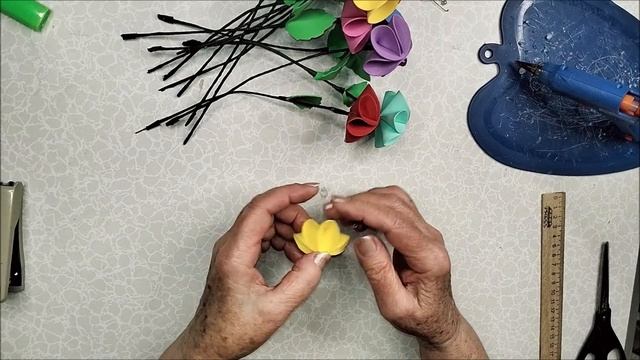 Яркие цветы из фоамирана с помощью степлера