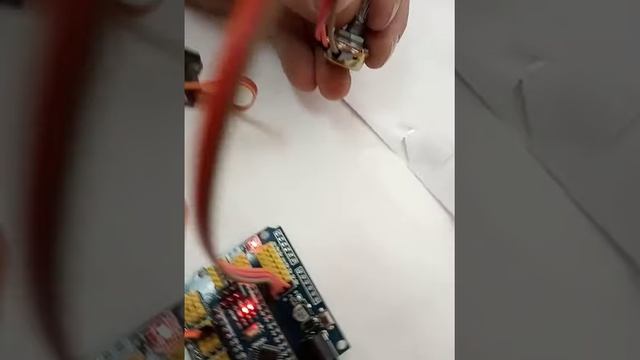 MG90S Подключение сервомашинки к Ардуино NANO. Часть 1