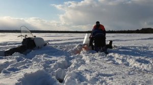 *Российские снегоходы* попали в наледь на озере.