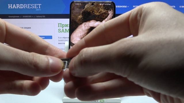 Как вставить SIM-карту в SAMSUNG Galaxy S21? / Установка карты мобильного оператора в SAMSUNG S21 смотреть онлайн