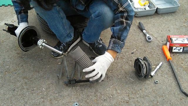 Replacing Rear Struts on a 98 Mazda 626 GF 2L Part 3 смотреть онлайн