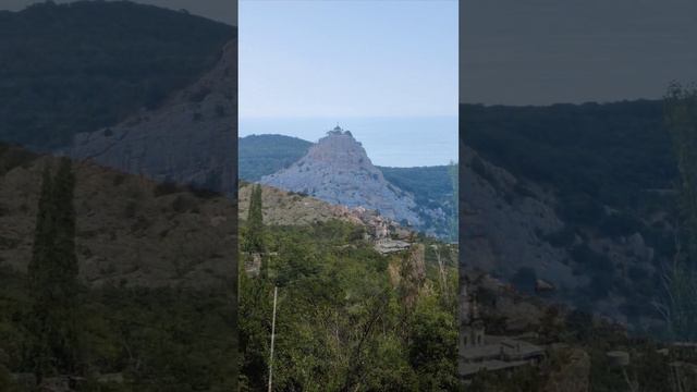 Воскресенская церковь (Форосская церковь), Большая Ялта, Крым. Пробуем воду из горного источника.