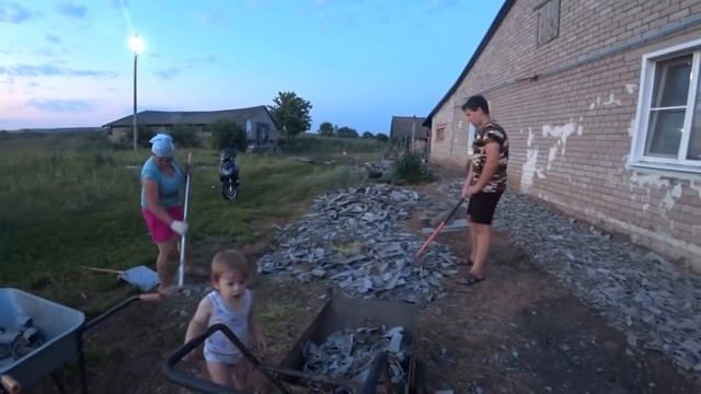 ВЕЧЕР В ДЕРЕВНЕ. ДЕЛАЕМ ДОРОГУ .БЕЗ НЕГО МЫ БЫ НЕ СПРАВИЛИСЬ.... смотреть онлайн