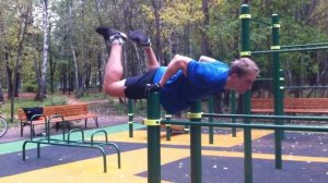 Горизонтальный вис на брусьях