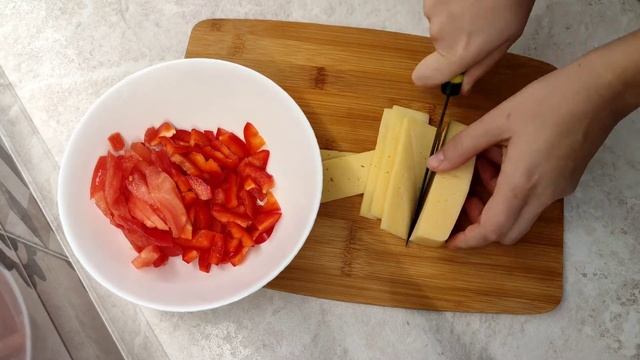 Салат с болгарским перцем, копченой колбасой. Очень вкусно и просто!