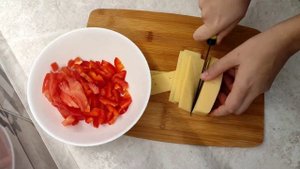 Салат с болгарским перцем, копченой колбасой. Очень вкусно и просто!