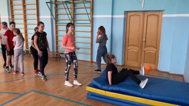 БЕГ С ОТЯГОЩЕНИЕМ / Легкая атлетика, спринт, низкие старты смотреть онлайн