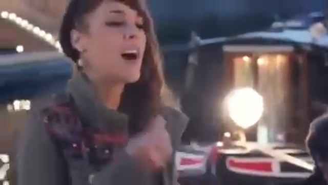 Zaz je veux на улице. Песня француженка на улице. Заз певица песня эблю пар ла ньюи клип. Девушка француженка поет. Девушка с хриплым голосом поет на французском.