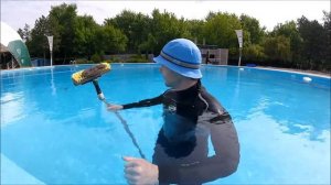 Лайфхак, как почистить стены бассейна от зеленого нароста