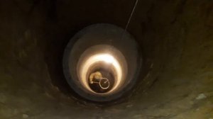 Осаживаем кольца в шахте колодца на 1 метр
