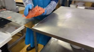 Нарезка замороженной красной рыбы на слайсере Bizerba. Слайсер полуавтомат.