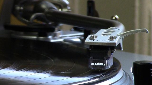 Comparison between ORTOFON 2M Red & AUDIO-TECHNICA AT440MLa