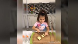 Готовлю пюре из кабачка и моркови для младшего братика