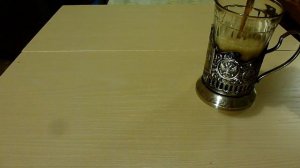 Показываю каким образом можно поставить банку Coca Cola на ребро.