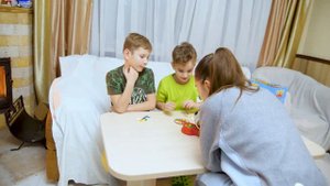 Лев и Глеб Хотят завести питомца играют в игры MAD DOG или Picky Kitty