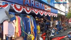 Jelang HUT Arema sejumlah outlet penjualan merchandise arema diserbu warga malang