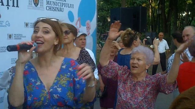 ТАНЦЫ В ЦЕНТРАЛЬНОМ ПАРКЕ КИШИНЁВА (6 ЭПИЗОДОВ) ЭПИЗОД 1 смотреть онлайн