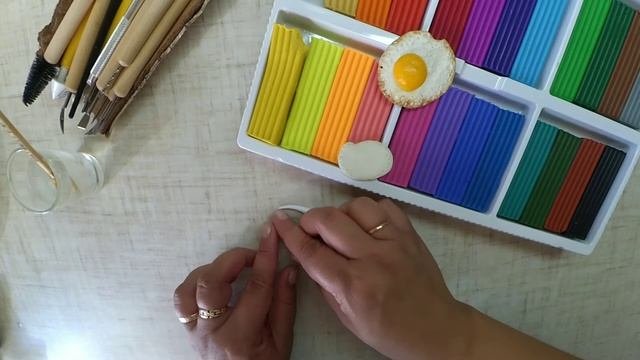 Лепим из пластилина - продукты. Пластилин. Яичница и батон лепим из пластилина.