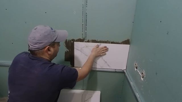 УКЛАДЫВАЕМ ПЛИТКУ В ВАННОЙ!!! ПОКРАСИЛИ ПОТОЛОК. КОМНАТА ПРЕОБРАЖАЕТСЯ!!! смотреть онлайн