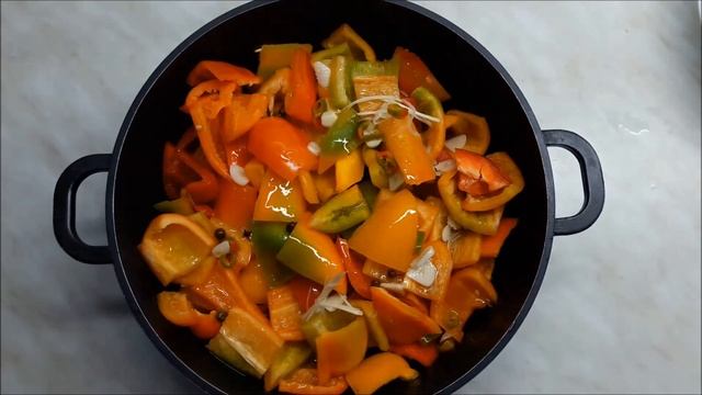 Маринованный перец, сладкий, хрустящий, ароматный.