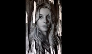 Профессор академии художеств пишет портрет девушки