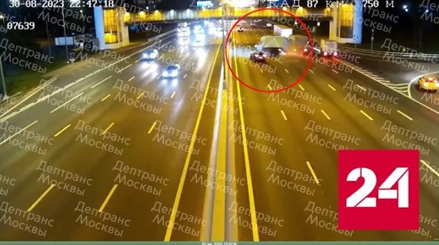 Момент массовой аварии на МКАД попал на видео - Россия 24 