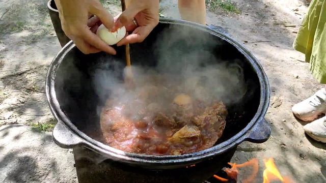 ПРИГОТОВЛЕНИЕ БЛЮДО из КУРИЦЫ на КОСТРЕ в ГОРАХ. смотреть онлайн