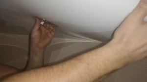 Затопили соседи, сливаем воду с натяжного потолка