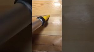 Процесс нанесения теплого шва в доме из бруса