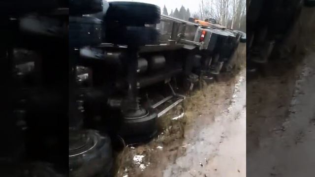 Авто утащило в обочину гололёд