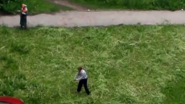 Мужик косит траву под dubstep смотреть онлайн