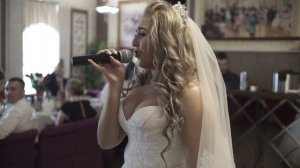 Невеста красиво поёт жениху на свадьбе. Подарок жениху на свадьбе.