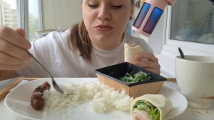 Мукбанг Ролл салат с курицей, рис и колбаски, чука салат #mukbang #фудблогер #мукбанг